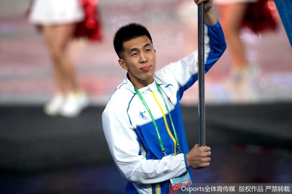 天津全运耀津门 亚洲第一控卫郭艾伦擎旗辽篮 开幕式的灯光映照在郭艾伦脸上,他紧握旗杆,展现出新时代运动员的风采。