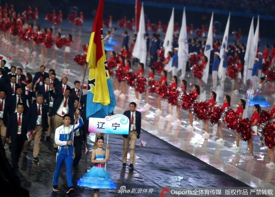 天津全运耀津门 亚洲第一控卫郭艾伦擎旗辽篮 作为辽宁代表团旗手,郭艾伦在全运会开幕式上引导队伍前行,全场观众为之欢呼。