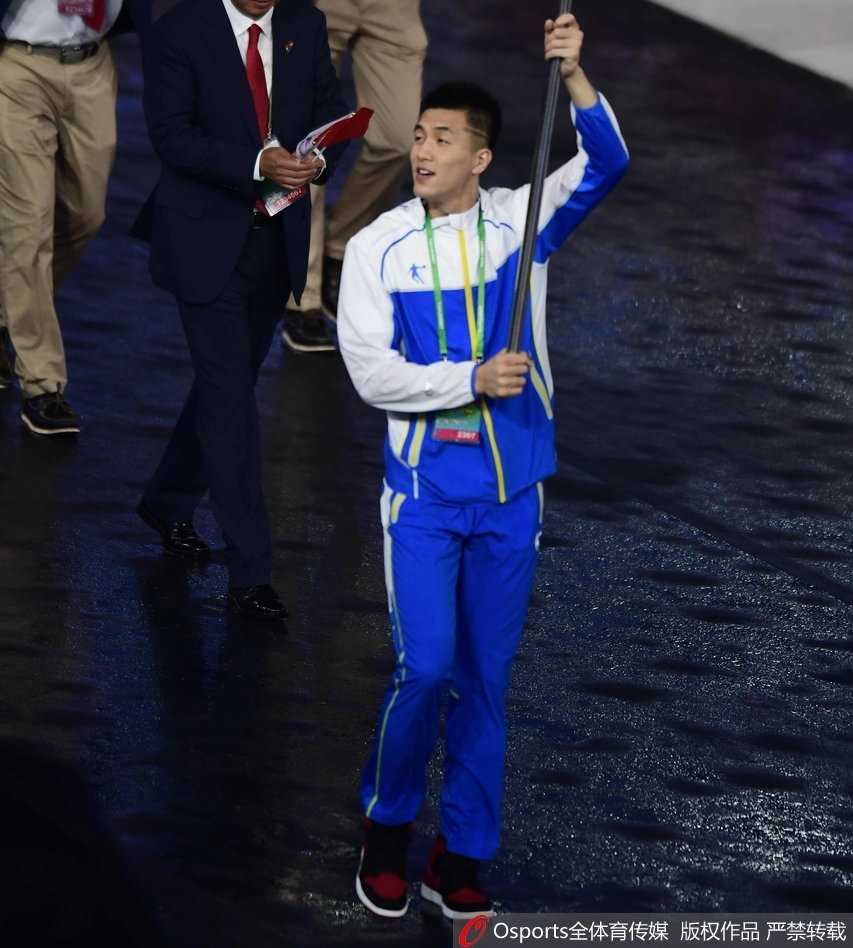 天津全运耀津门 亚洲第一控卫郭艾伦擎旗辽篮 郭艾伦身着辽宁代表团礼服,在全运会开幕式上留下帅气的身影,这一刻属于他也属于辽宁。