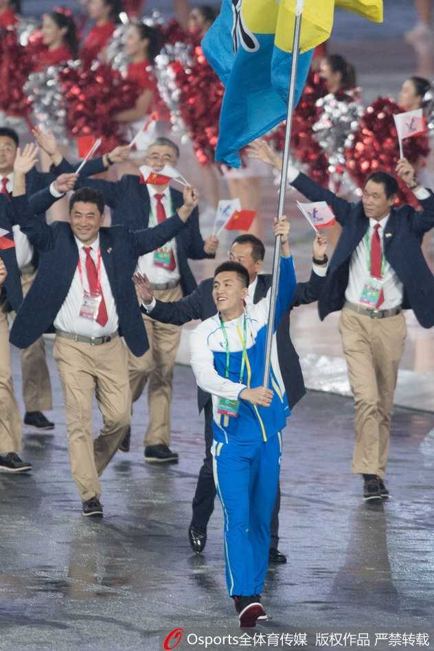 天津全运耀津门 亚洲第一控卫郭艾伦擎旗辽篮 旗手郭艾伦目光坚毅,他的身后是璀璨的天津全运会主火炬,象征着薪火相传的体育精神。