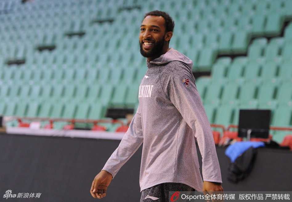 天津男篮严阵以待,本溪客场恶战在即盼止颓势 训练场上,天津球员正在进行传切配合演练,篮球在空中划出迅疾的弧线,队员们跑位积极,力求用流畅的进攻撕开对手的防线。