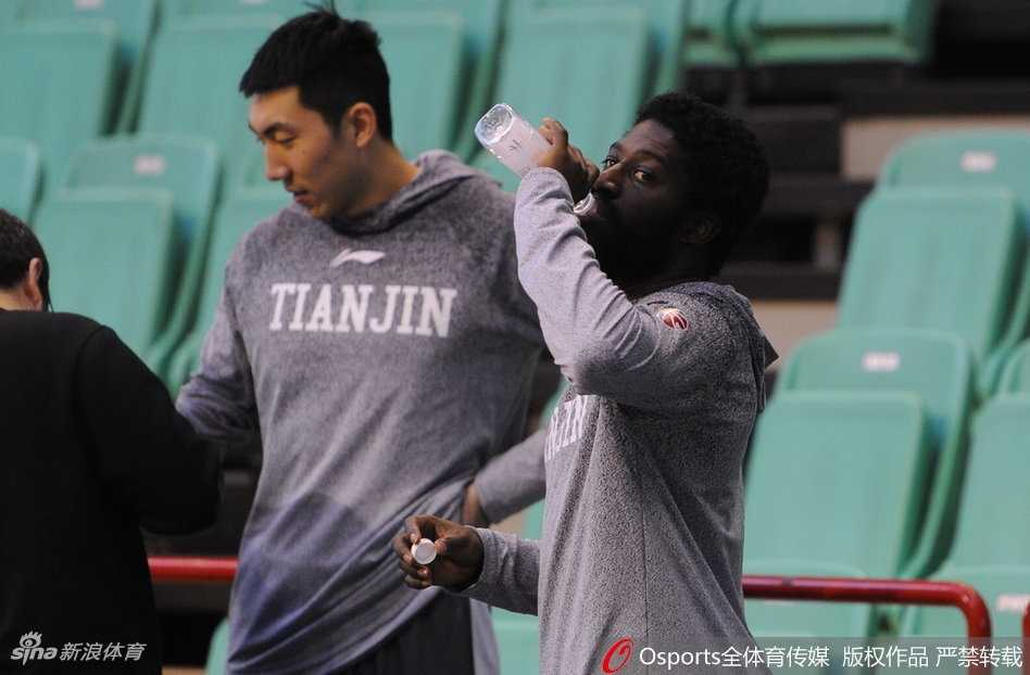 天津男篮严阵以待,本溪客场恶战在即盼止颓势 天津外援杰特在训练中持球突破,他身形矫健,目光如炬,每一次运球都充满了节奏感,试图用经验串联起全队的进攻。