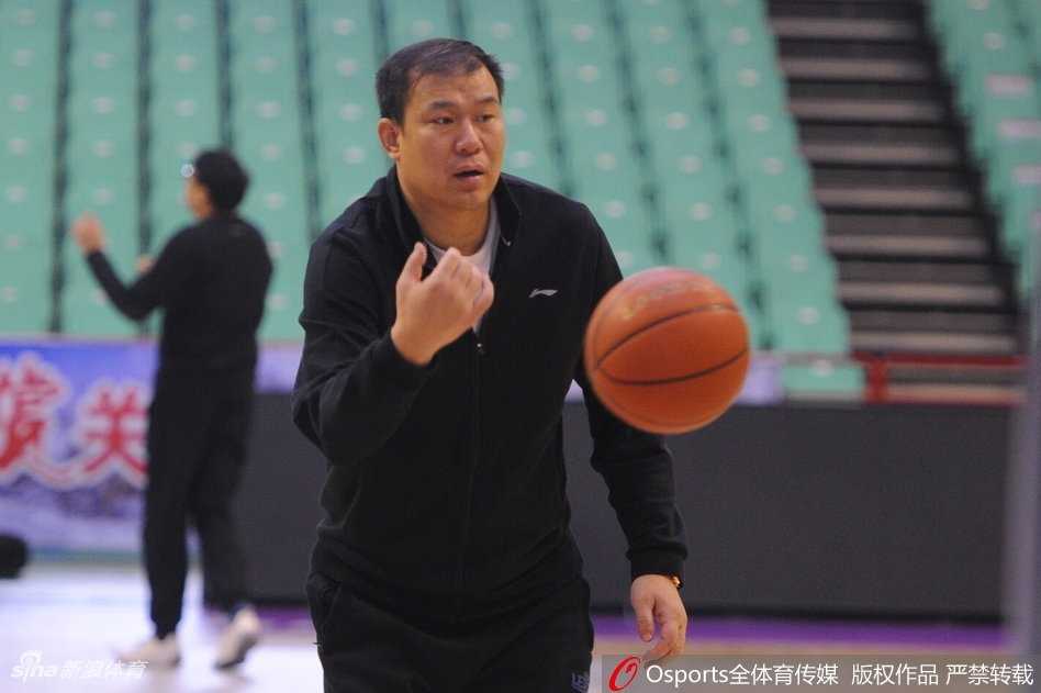 天津男篮严阵以待,本溪客场恶战在即盼止颓势 天津男篮赛前热身,队员们神情专注,拉伸筋骨,眼神中透露出对胜利的渴望,仿佛要将连败的阴霾随着汗水一同挥洒。