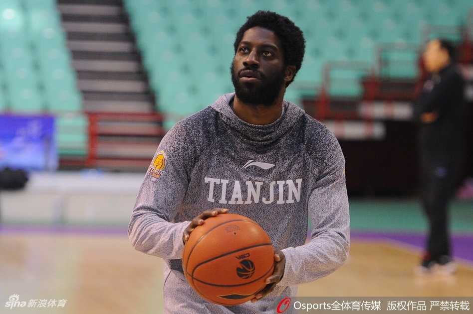 天津男篮严阵以待,本溪客场恶战在即盼止颓势 内线悍将正在篮下进行强攻练习,肌肉的碰撞声回荡在空旷的球馆,他高高跃起,将球狠狠地砸入篮筐,宣泄着心中的不甘与斗志。