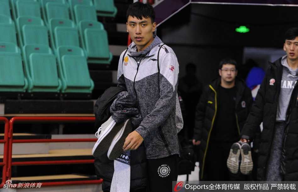 天津男篮严阵以待,本溪客场恶战在即盼止颓势 全队围成一圈,把手叠在一起,齐声高呼加油。这一刻,没有抱怨,没有气馁,只有团结一心的决心,他们正为了尊严而战。