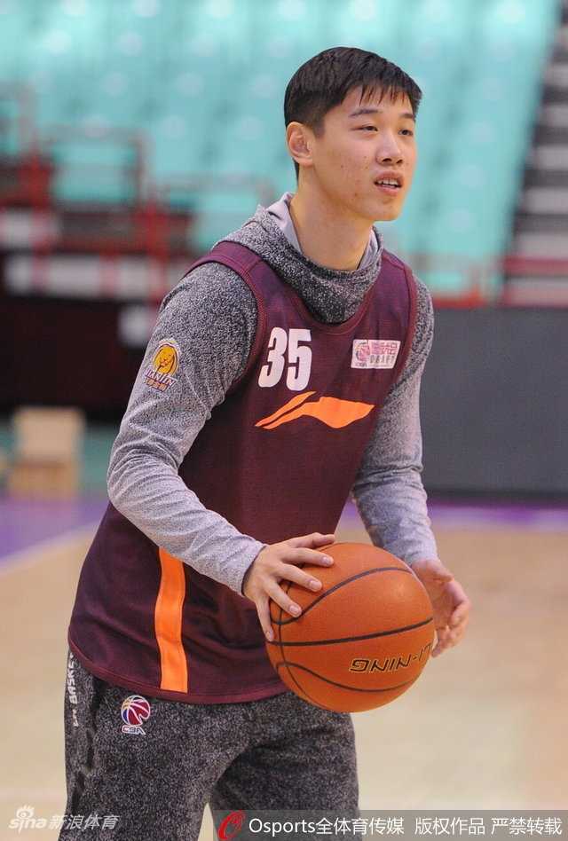 天津男篮严阵以待,本溪客场恶战在即盼止颓势 德里克·威廉姆斯在低位要球,他宽厚的背部像一堵墙,面对防守球员的顶防,他正寻找着转身出手的空间,这一攻防将是当晚比赛的缩影。