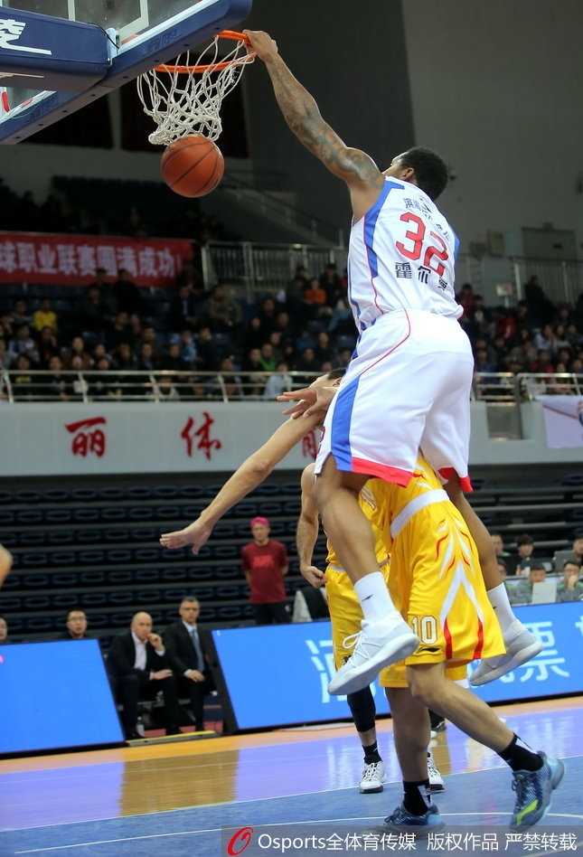 天津男篮主场火力全开,团队篮球终结四连败 天津外援杰特运球穿越防线,眼神坚定寻找队友配合,瞬间点燃主场球迷热情