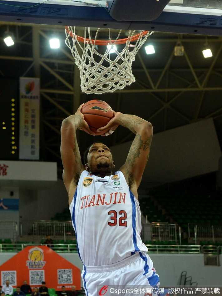 天津男篮主场火力全开,团队篮球终结四连败 同曦外援希克森面对包夹强行上篮,尽管砍下高分却难以挽回球队败局