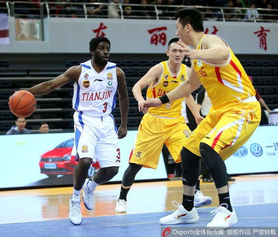 天津男篮主场火力全开,团队篮球终结四连败 天津队球员围在一起激情庆祝,脸上洋溢着终结连败后的喜悦与释放