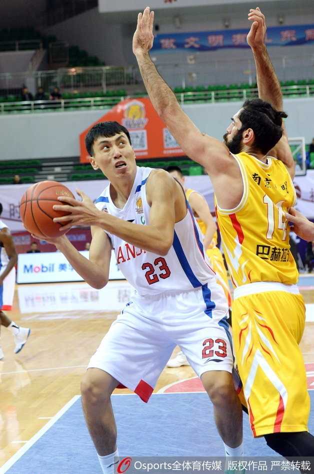 天津男篮主场火力全开,团队篮球终结四连败 天津队霍尔曼内线强攻双手暴扣,防守球员只能无奈仰望,现场气氛瞬间沸腾