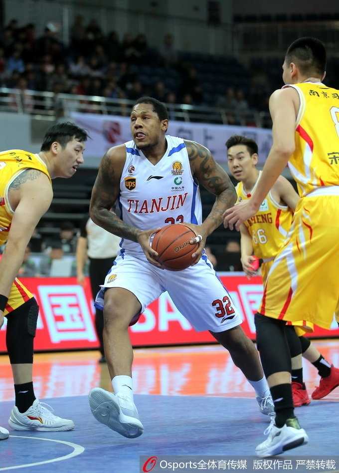 天津男篮主场火力全开,团队篮球终结四连败 天津队李荣培突破上篮瞬间,他本场贡献21分,是球队获胜的重要功臣