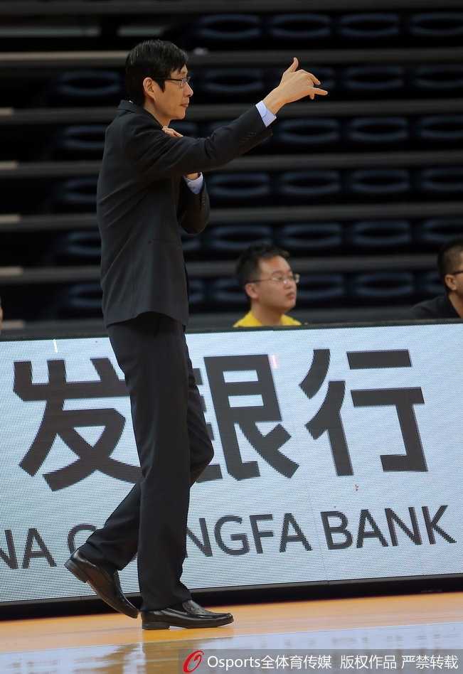 天津男篮主场火力全开,团队篮球终结四连败 天津队替补席球员在进球后激动挥舞毛巾,场下的激情同样感染着每一位观众