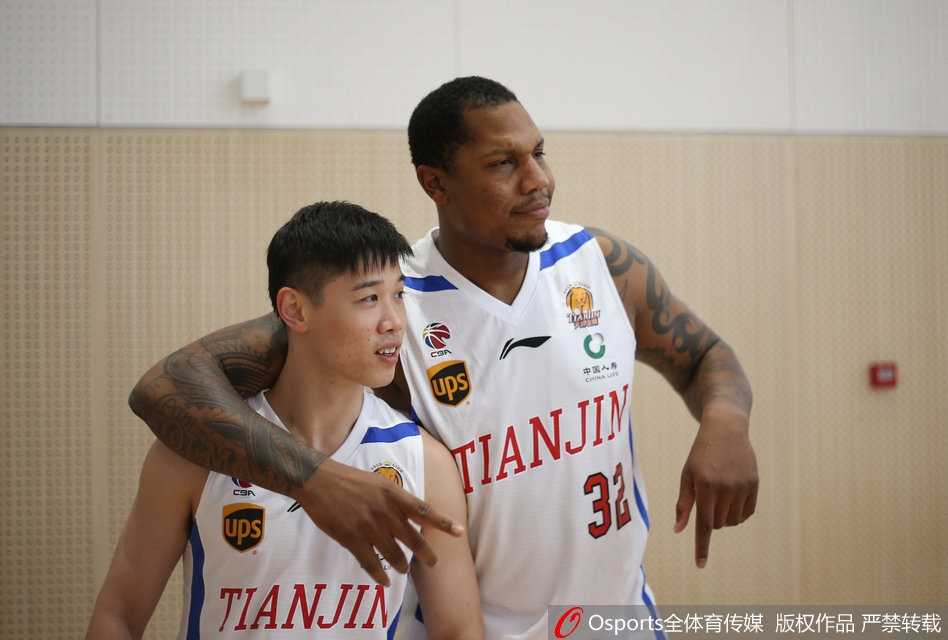 面对镜头，霍尔曼不再是赛场上那个在内线翻江倒海的猛兽，他蜷缩在摄影椅上，双手合十放在脸侧，做出夸张的沉睡姿势，假装自己已经在镜头前甜甜入睡。