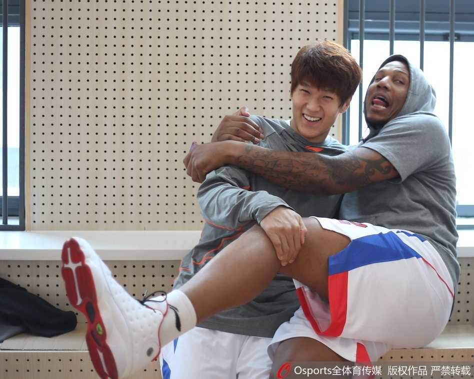 天津荣钢男篮新赛季写真上演欢乐颂 活宝外援霍尔曼引爆笑不断 硬汉杰特也放下矜持,与霍尔曼勾肩搭背,对着镜头做出同款搞怪鬼脸。