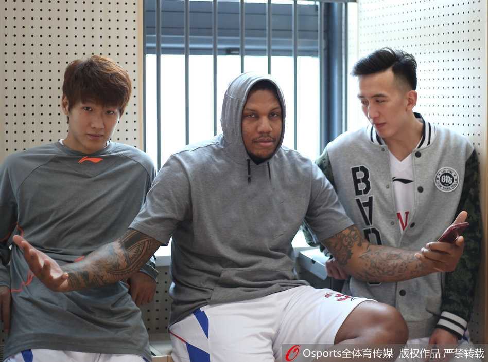 天津荣钢男篮新赛季写真上演欢乐颂 活宝外援霍尔曼引爆笑不断 搞怪天王驾到,霍尔曼在镜头前即兴躺地摆拍,表情夸张逗乐全场队友。