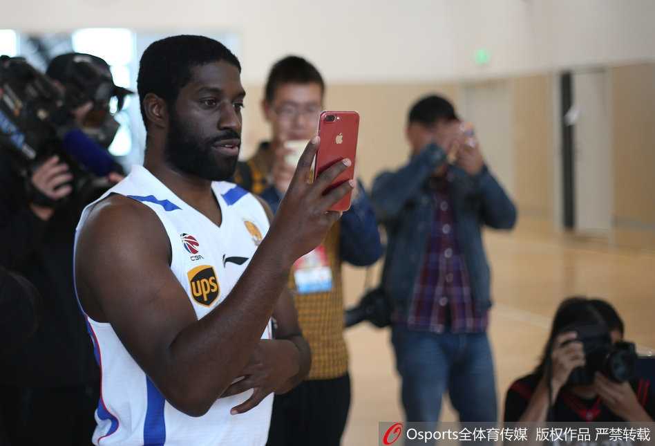 天津荣钢男篮新赛季写真上演欢乐颂 活宝外援霍尔曼引爆笑不断 霍尔曼变身喜剧演员,单手托腮侧躺在训练馆地板上,眼神里全是戏码。