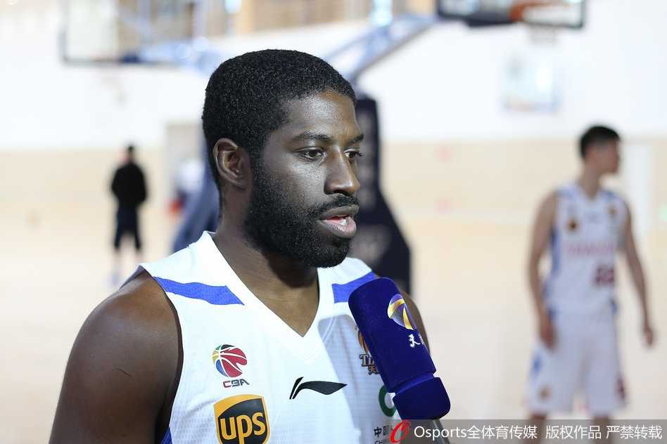 天津荣钢男篮新赛季写真上演欢乐颂 活宝外援霍尔曼引爆笑不断 金鑫一脸宠溺地给霍尔曼来个结实的公主抱,体型差萌翻在场工作人员。