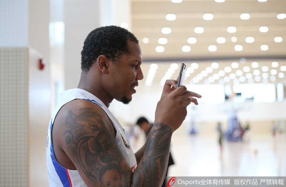 天津荣钢男篮新赛季写真上演欢乐颂 活宝外援霍尔曼引爆笑不断 全队大集合!霍尔曼高举自拍杆化身人形自拍架,身后队友们挤眉弄眼抢镜成功。