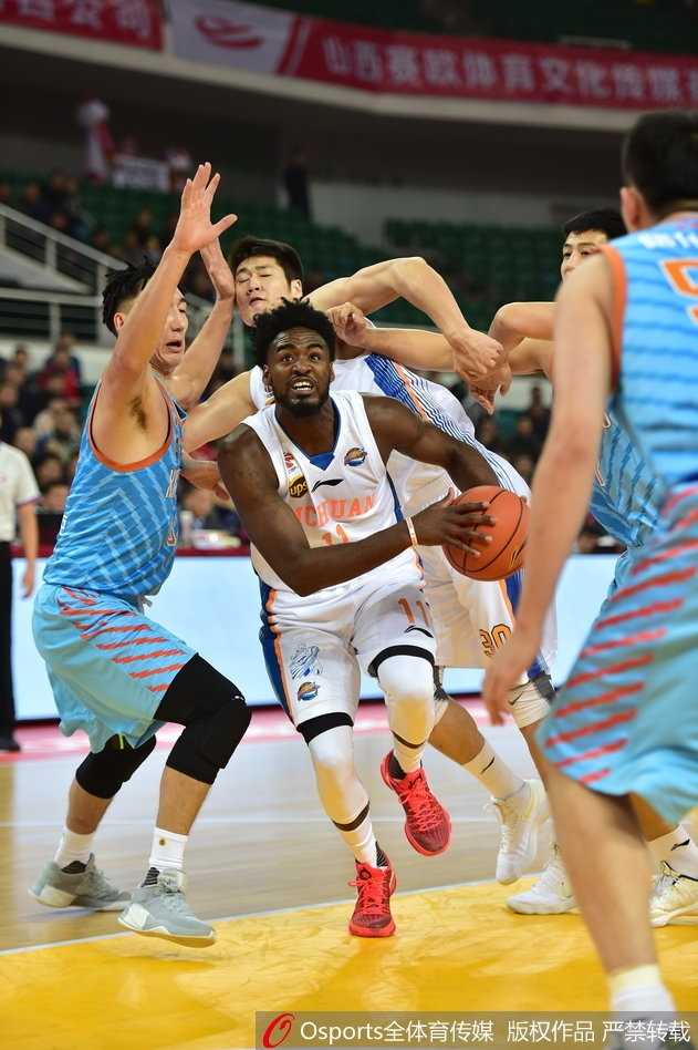 达柳斯·亚当斯如灵猫般穿梭于防线，指尖轻拨送出击地妙传，瞬间撕开对手防线