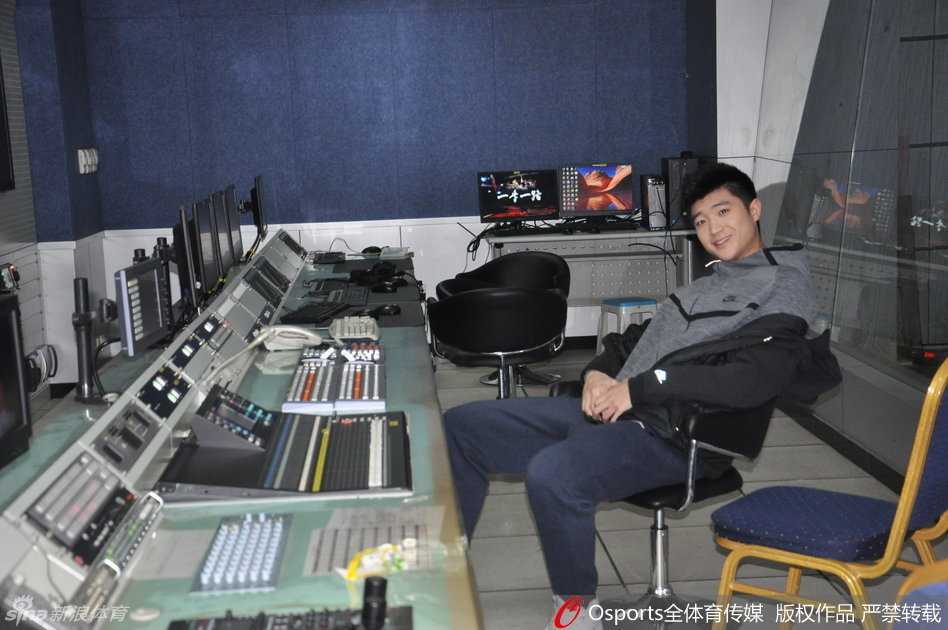 奇迹缔造者畅谈荆棘路:山东高速男篮的季后赛末班车 导播间内,身穿休闲装的李敬宇双手插兜,好奇地观察着满墙的监视器和忙碌的工作人员,他对电视节目的制作流程充满了新鲜感,脸上挂着憨厚的笑容。