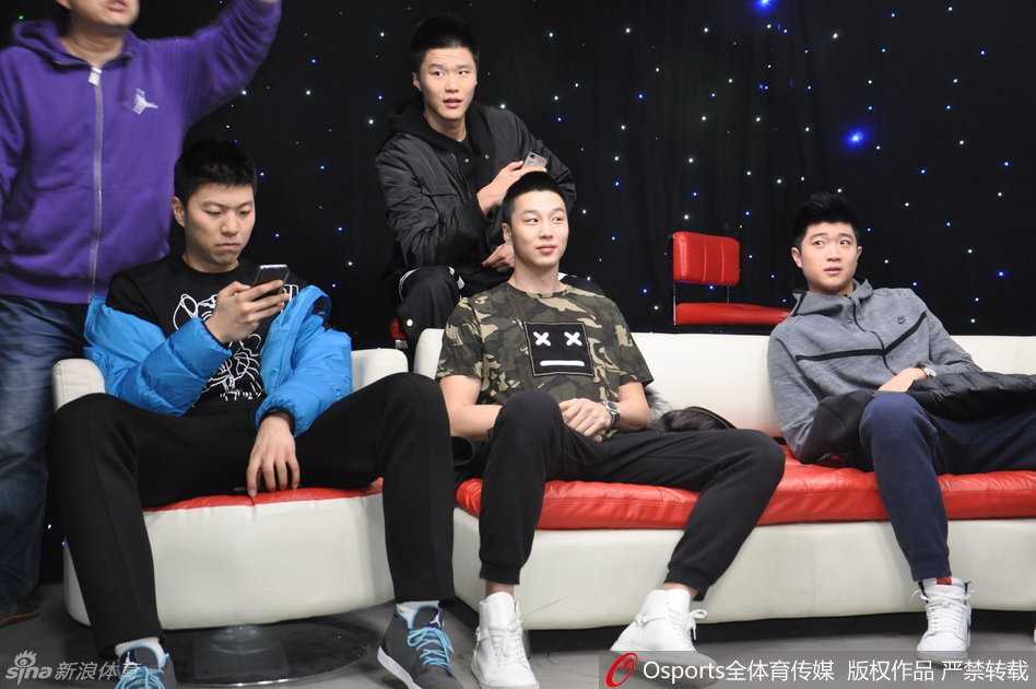 奇迹缔造者畅谈荆棘路:山东高速男篮的季后赛末班车 直播即将开始,李敬宇坐在演播室的主持台前,整理着眼前的麦克风,他嘴角的笑意怎么也藏不住,眼神中既有对直播的好奇,也有对即将到来的季后赛的期待。