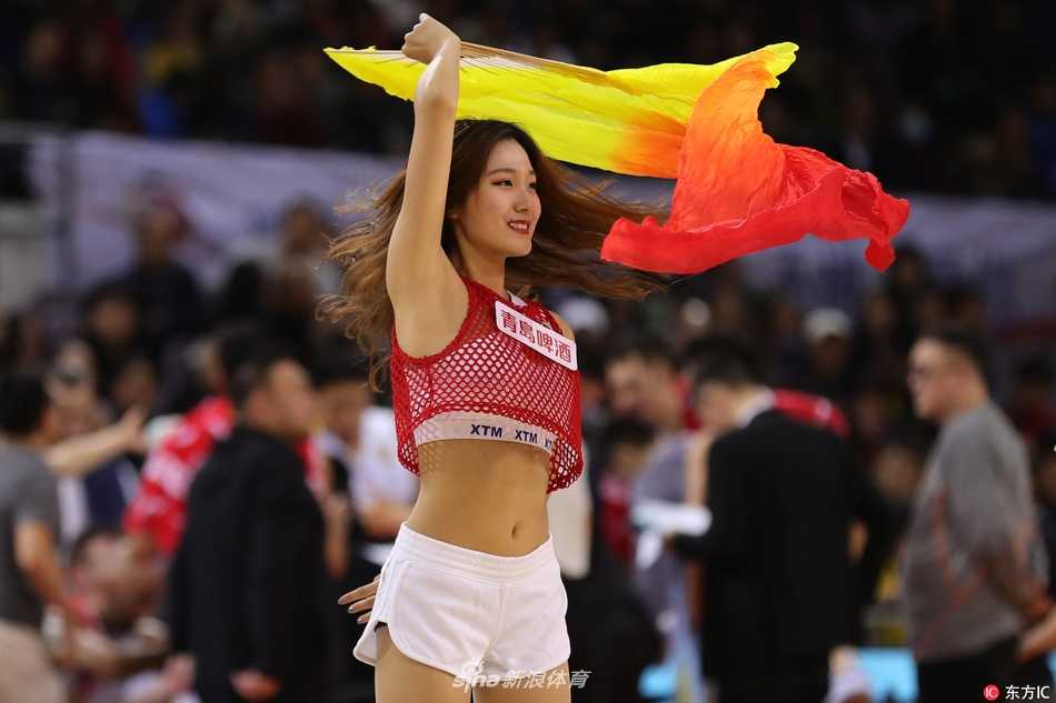 奥体中心燃情夜:啦啦宝贝热舞助阵,北控主场力克青岛 伴随着动感的音乐节拍,一位啦啦宝贝高高跃起,马尾辫在空中划出优美的弧线,灿烂的笑容如同冬日暖阳,瞬间点燃了全场观众的热情。