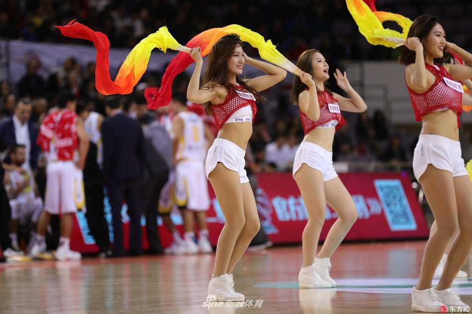 奥体中心燃情夜:啦啦宝贝热舞助阵,北控主场力克青岛 中场休息时分,啦啦宝贝们成为绝对的主角。她们围成一个小圈,伴随着快节奏的音乐尽情舞动,飞扬的发丝和挥舞的手臂充满了青春的张力。