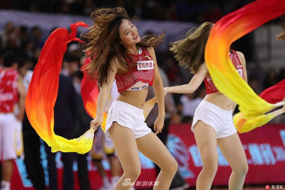 奥体中心燃情夜:啦啦宝贝热舞助阵,北控主场力克青岛 即使是静态的图片,仿佛也能感受到现场震耳的音乐。两位啦啦宝贝背对背摆出酷炫的造型,她们的力量与柔美完美结合,引得看台上的观众纷纷举起手机记录这一刻。