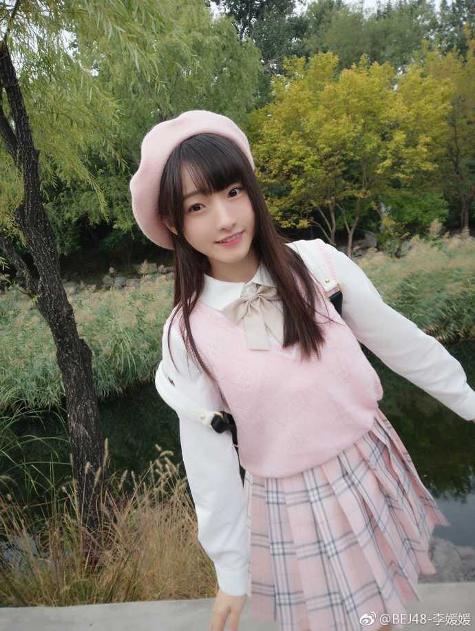 女团甜心助阵京城篮坛盛会 三人篮球巅峰战精彩纷呈 李媛媛专注地凝视前方,眼神中透露出对即将开始的激烈比赛的期待,仿佛在为场上的球员默默祈祷。