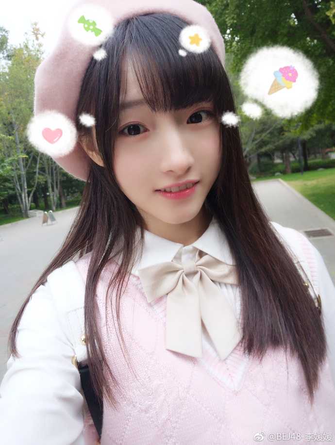 女团甜心助阵京城篮坛盛会 三人篮球巅峰战精彩纷呈 BEJ48李媛媛手持篮球,在球场边露出甜美灿烂的笑容,活力四射地为即将开战的篮球健儿们加油助威。