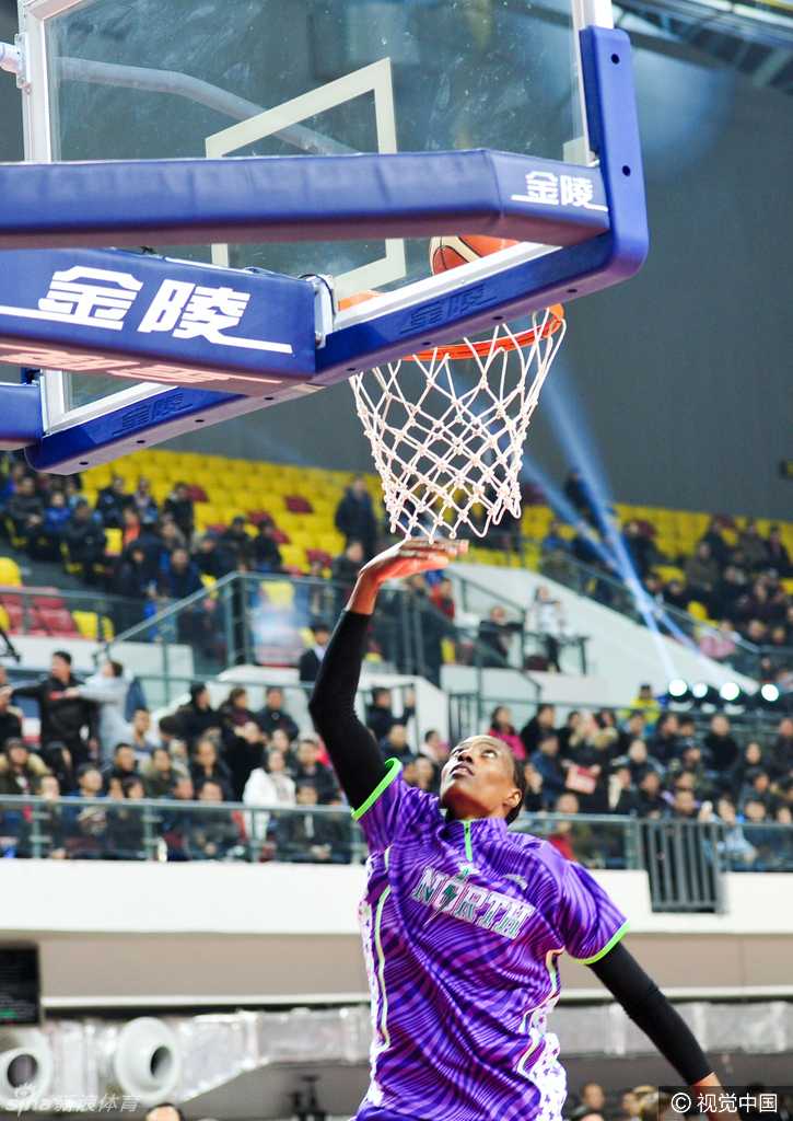 北区明星队后卫面对防守，轻盈跃起，在空中划出一道完美的弧线完成上篮。