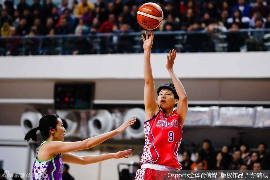 南区外援利用身体优势在禁区强硬背打，试图在多人包夹中寻找得分机会。