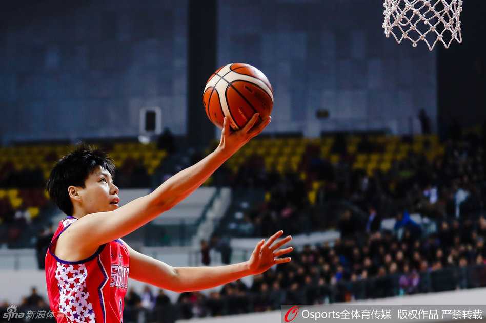 赛后，纪妍妍与队友们紧紧相拥，共同庆祝这场来之不易的胜利，喜悦之情溢于言表。