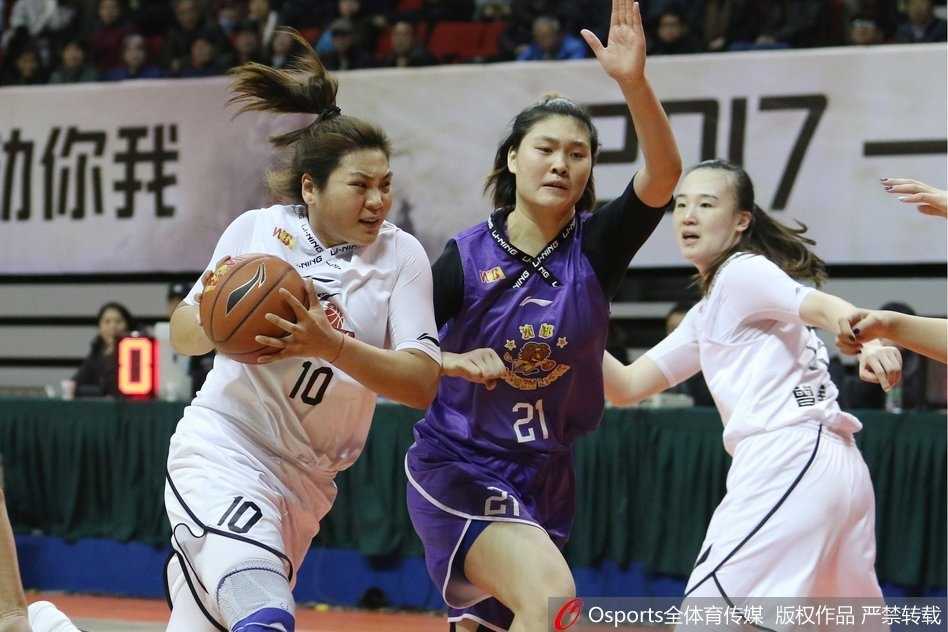 彭诗晴如灵猫般穿梭于防守缝隙间，轻巧挑篮得手，为上海队的进攻万花筒再添一抹亮色。