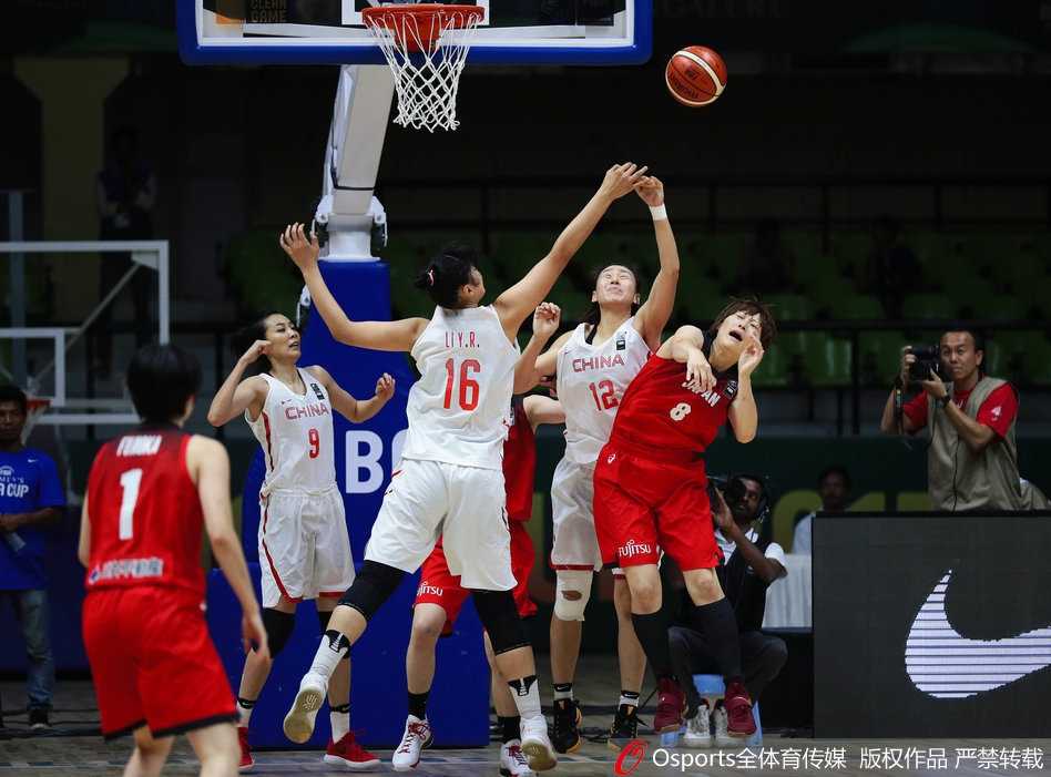 中国队球员在开局阶段坚决出手，篮球在空中划出弧线，打破了场上的沉寂。