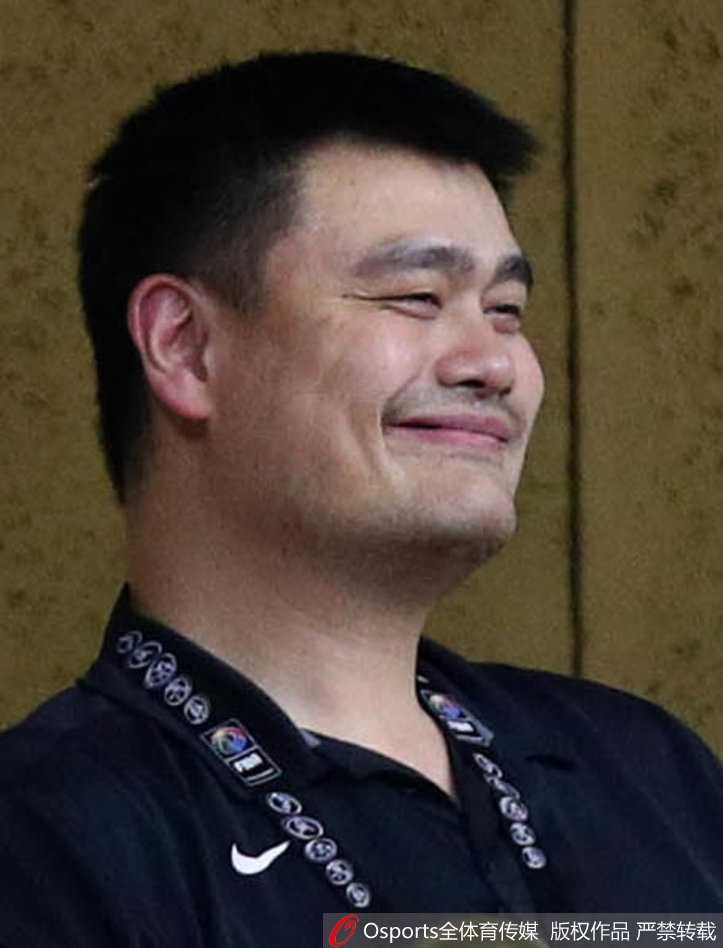 看到女篮姑娘们行云流水般的配合，姚明原本紧抿的嘴唇终于绷不住了，露出一排洁白的牙齿，那极具感染力的“姚式”笑容瞬间绽放，整个面部表情都变得柔和生动起来。