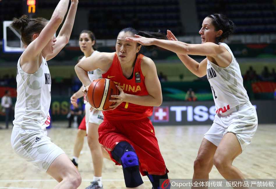 女篮亚洲杯班加罗尔揭幕中国玫瑰首战即绽放二十九分大胜新西兰 赵爽在三分线外自信出手,篮球在空中划出一道彩虹般的弧线,网花翻动的声音仿佛清晰可闻。