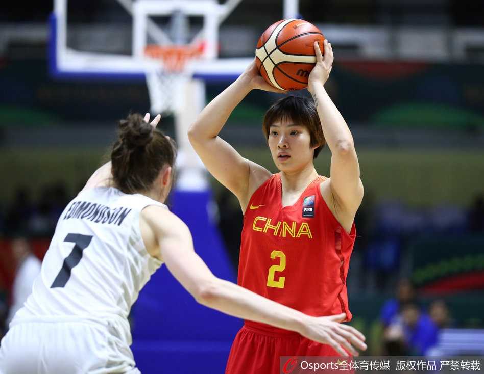 女篮亚洲杯班加罗尔揭幕中国玫瑰首战即绽放二十九分大胜新西兰 进球后的中国女篮队员击掌相庆,彼此眼中充满信任与鼓励,团队化学反应在瞬间升华。