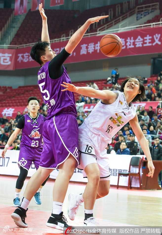 上海队外援斯图尔特犹如一道白色闪电，高速运球穿越八一队的整条防线，她的突破坚决而犀利，身后的防守球员只能望其项背，整个球馆的目光都聚焦于她一人。