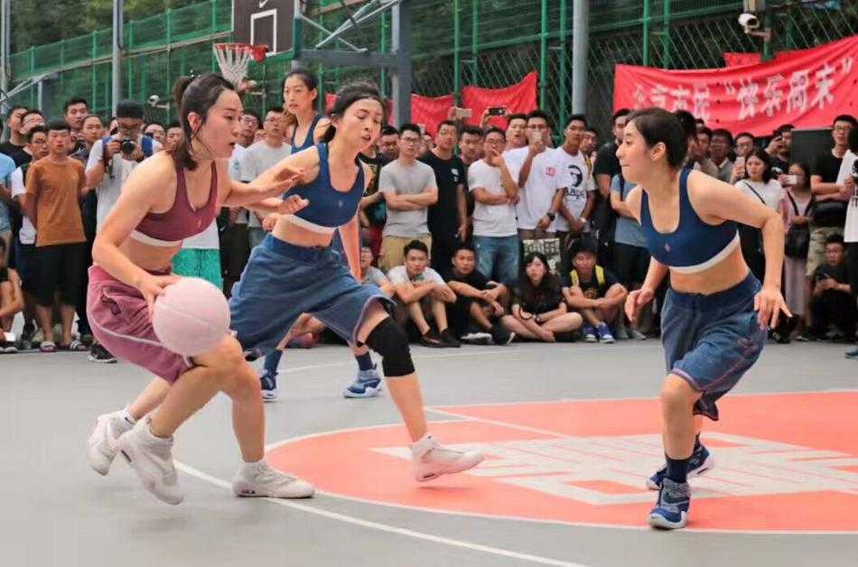 赛后，获胜的全国女神队队员们聚在一起庆祝，她们的笑容比阳光还要灿烂，身上的联名款球衣因为汗水而显得更加鲜活，记录下这荣耀的一刻。