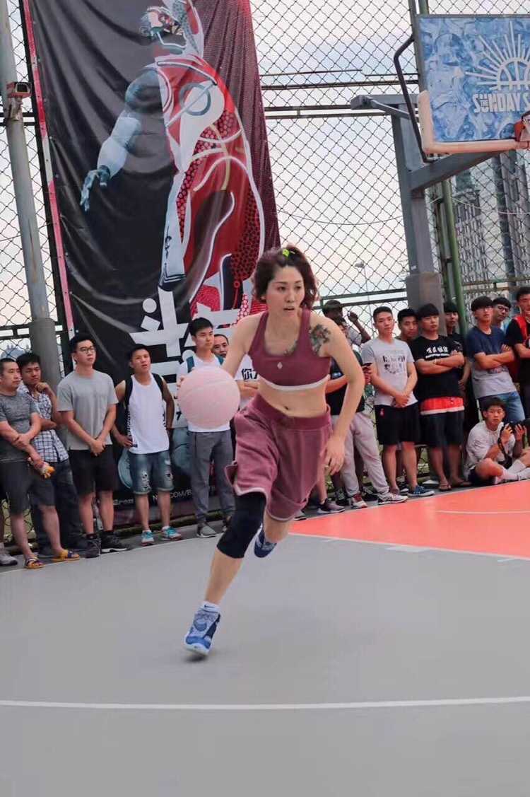 特写镜头下，一位女神队队员的球衣在阳光下泛着细腻的光泽，Pigalle联名款特有的剪裁勾勒出她矫健的身姿，专注运球的侧脸显得格外动人。