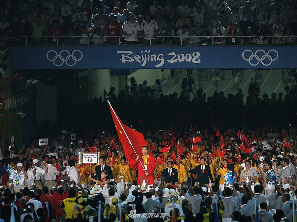 鸟巢夜空下，姚明身披中国红战袍，高擎五星红旗，以绝对的高度引领中国军团步入奥运殿堂，那一刻他宛若移动的万里长城。