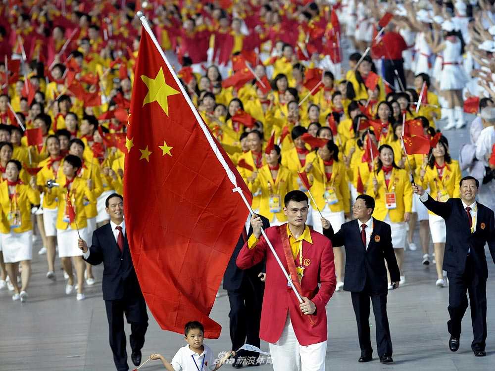 万众瞩目的鸟巢之内，姚明成为绝对核心，现场气氛达到顶点，红色的海洋与黄色的星光辉映，记录下北京奥运这一永恒的经典瞬间。