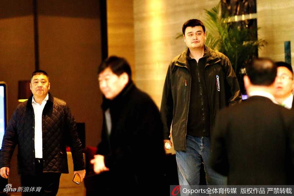身形高大的姚明身着深色大衣，低调抵达酒店大堂，瞬间成为众人瞩目的焦点，举手投足间尽显篮坛领袖风范。