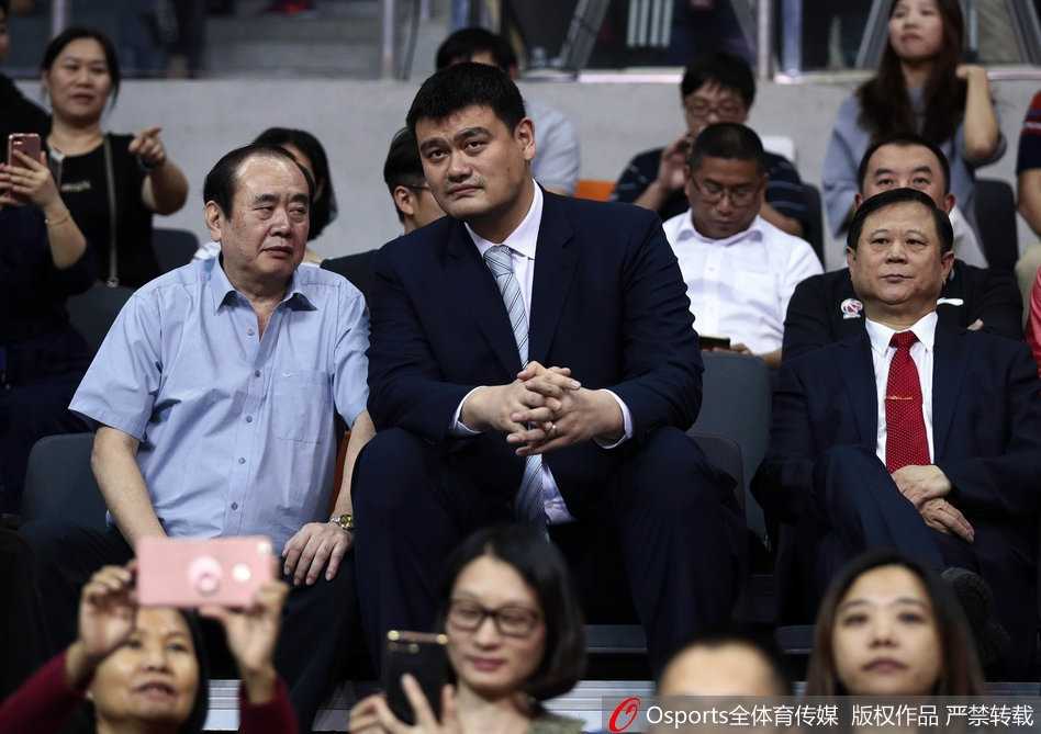 姚明亲临东莞见证南粤德比,为广东宏远创始人颁发CBA历史首尊突出贡献奖 巨人俯瞰赛场,姚明与李金生在广东德比战看台上神情专注,目光如炬地审视着场上的每一次攻防转换。