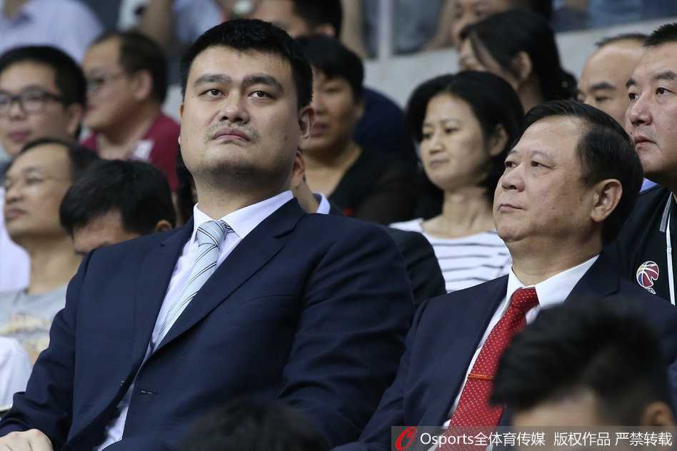 姚明亲临东莞见证南粤德比,为广东宏远创始人颁发CBA历史首尊突出贡献奖 陈海涛代林叔领奖,姚明双手递过荣誉,身后的大屏幕记录着宏远王朝的峥嵘岁月与名宿祝福。