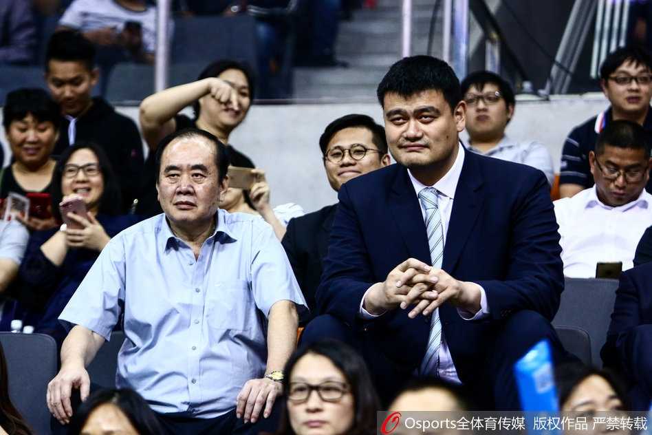 姚明亲临东莞见证南粤德比,为广东宏远创始人颁发CBA历史首尊突出贡献奖 历史性时刻,姚明与李金生共同手持奖章,郑重地将其交到宏远俱乐部投资人手中,表彰其开山之功。