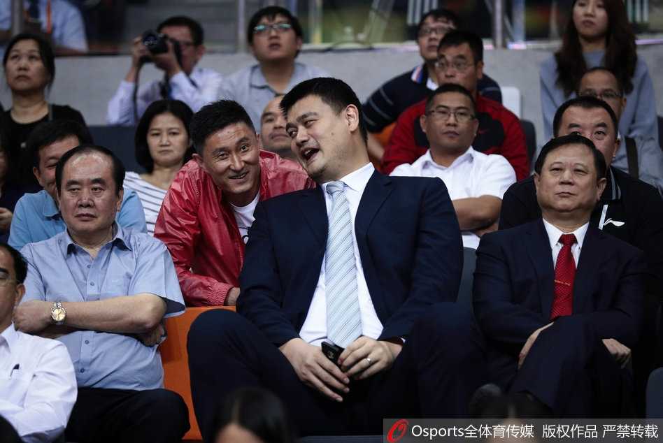 姚明亲临东莞见证南粤德比,为广东宏远创始人颁发CBA历史首尊突出贡献奖 状元郎持球突破,陈盈骏面对宏远防线毫不畏惧,用灵巧的步伐和果敢的投篮证明自己绝非水货。