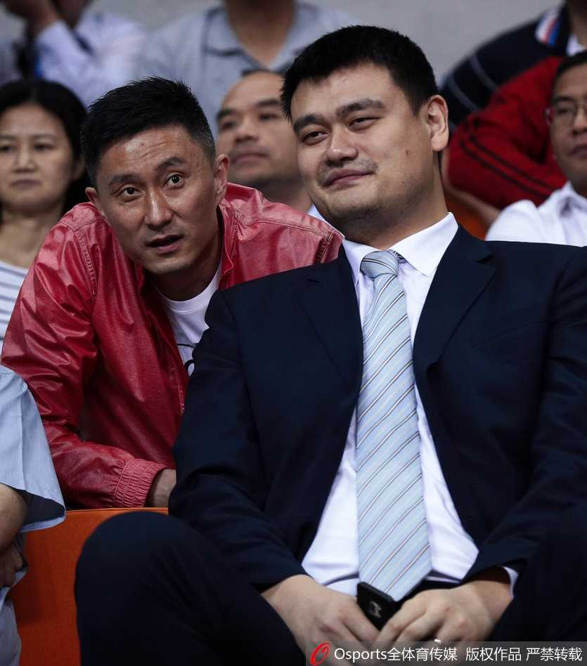 姚明亲临东莞见证南粤德比,为广东宏远创始人颁发CBA历史首尊突出贡献奖 关键时刻三分穿心,周鹏与赵睿在第四节联手发炮,三记三分球彻底浇灭了广州龙狮反扑的火焰。