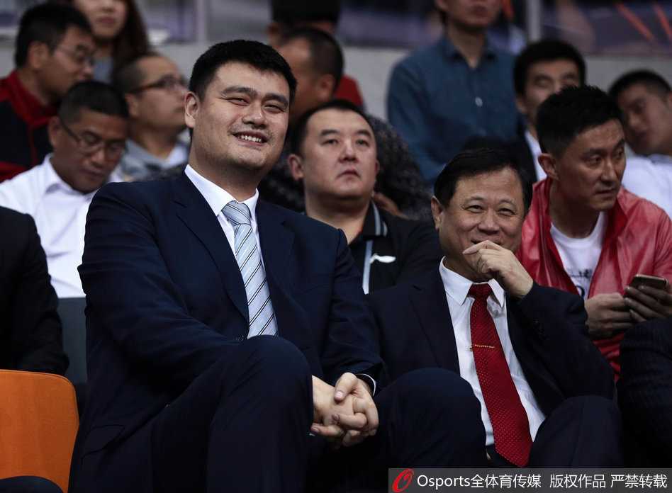 姚明亲临东莞见证南粤德比,为广东宏远创始人颁发CBA历史首尊突出贡献奖 新星之间的惺惺相惜,陈盈骏与赵睿赛后拥抱致意,两位年轻后卫的出色发挥代表着中国篮球的未来。